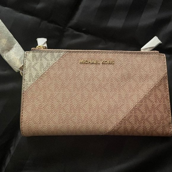 Michael Kors Handbags - MICHAEL KORS WRISTLET ✨ HOST PICK ✨- BRAND NEW!